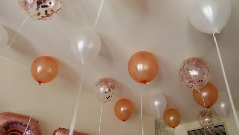 Decoración-De-Globos-Pegajosos-En-El-Techo-De-La-Habitación-De-La-Novia---Empujar-Hacia-Adentro