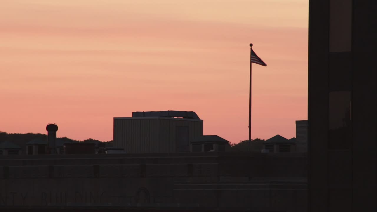 bandera americana meciéndose en el viento al atardecer
