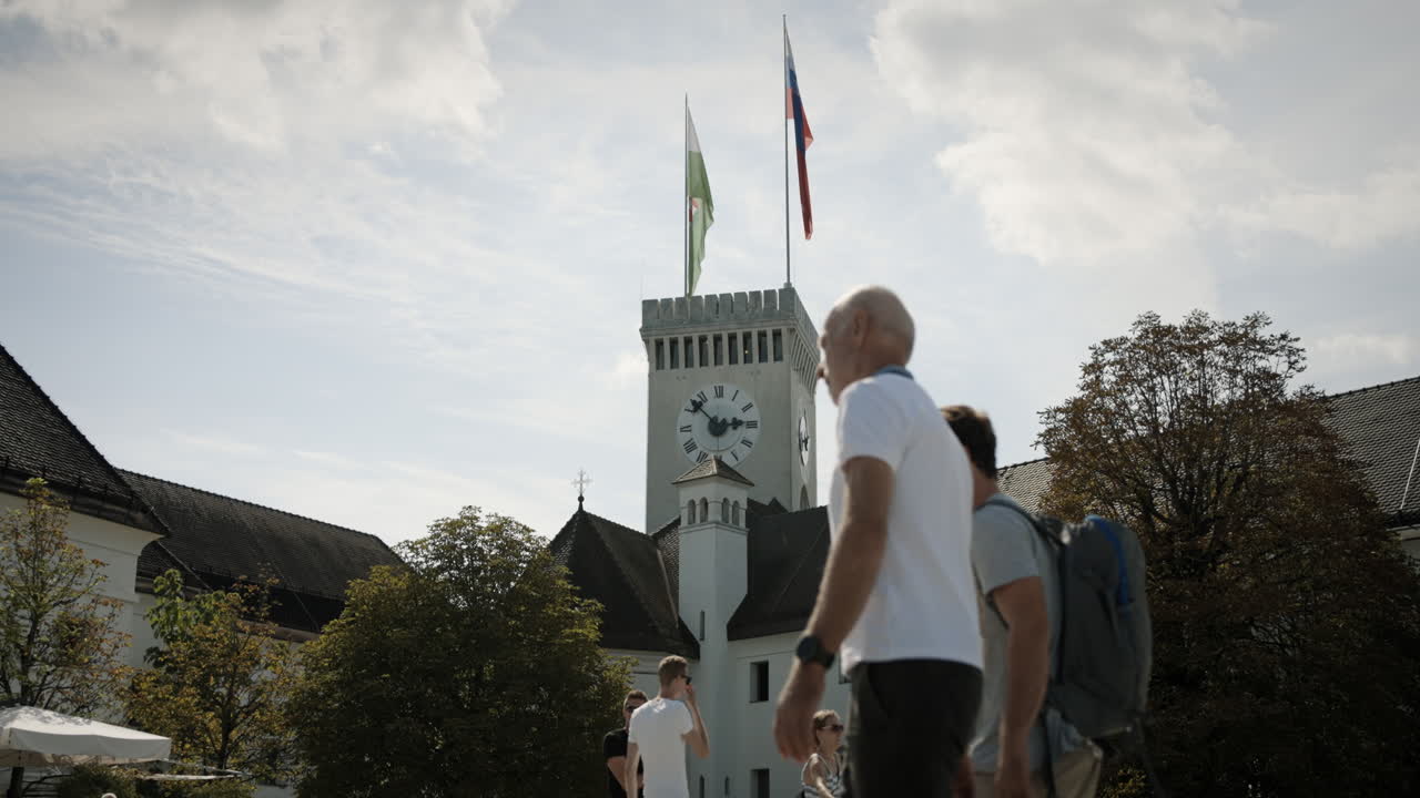 류블랴나의 성 마당을 가로질러 대화를 나누는 두 남자