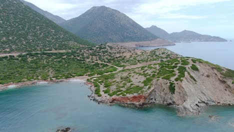 Vista-Aérea-De-La-Costa-De-Creta-Rodeada-De-Aguas-Cristalinas