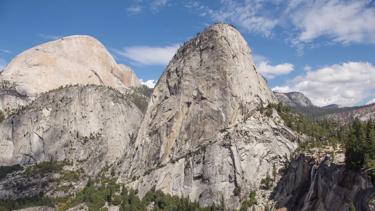 Maestosa Valle di Yosemite: viste mozzafiato sulle montagne e cascata