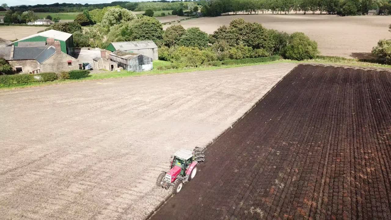 트랙터 경작지 위의 공중 영상