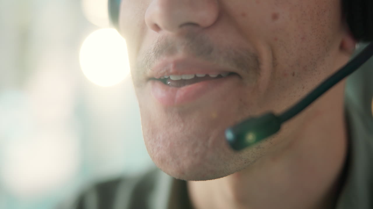Primo piano di uomo che parla e sorride con un auricolare