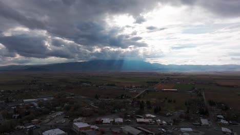 drone de gran ángulo disparado panorámica a la derecha de las granjas rurales después de una tormenta