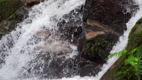 Cerca-De-Cascada-Salvaje-En-Cámara-Lenta