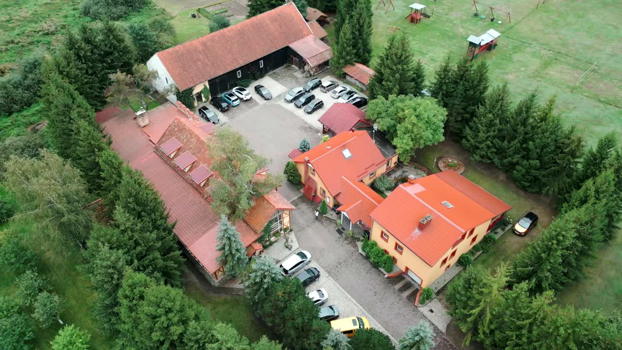 Bâtiments d'agritourisme parmi les arbres vus d'un drone