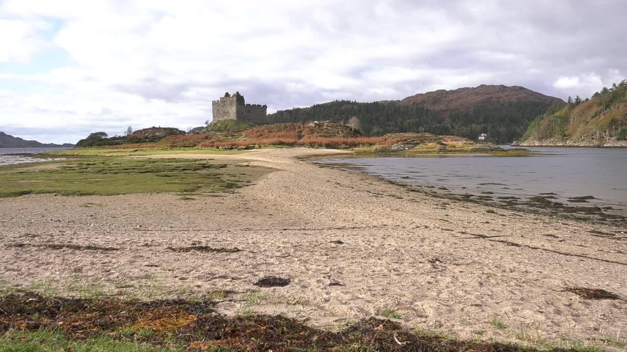 castillo tioram en loch moidart tiro de media distancia