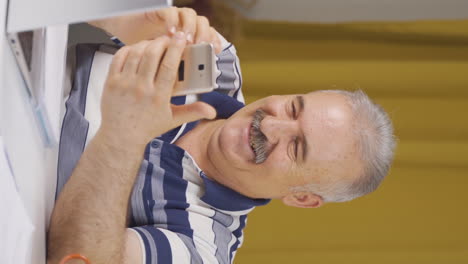 Video-Vertical-De-Un-Anciano-Trabajador-De-Oficina-En-Casa-Enviando-Mensajes-De-Texto.