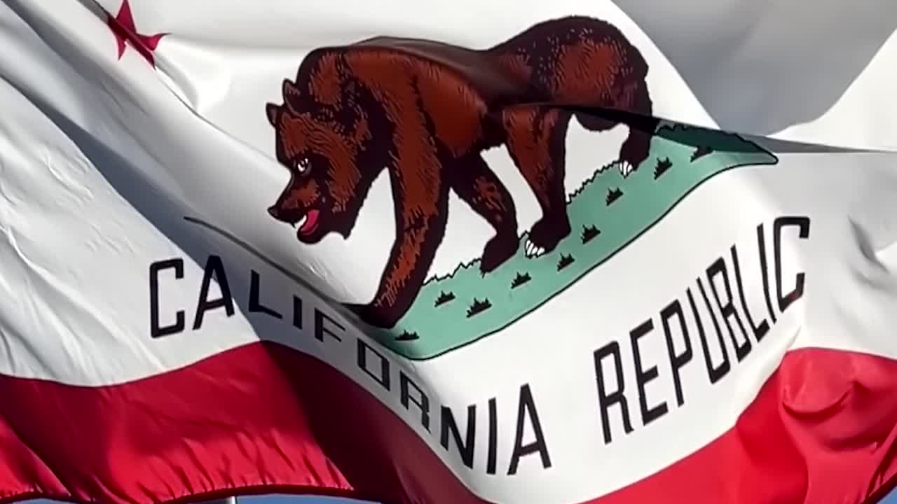 La bandiera dello stato della California che sventola e ondeggia al vento - slow motion isolato