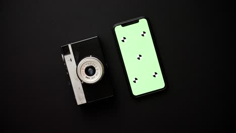 Alte-Retro-Filmkamera-Und-Modernes-Smartphone-Auf-Schwarzem-Hintergrund