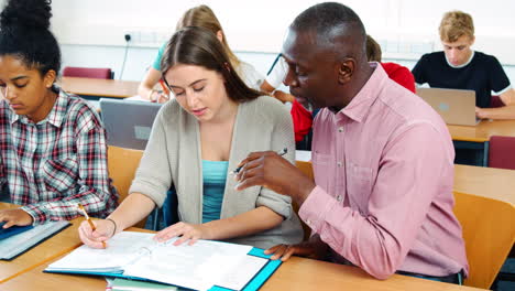 College-Student-Hat-Einzelunterricht-Vom-Lehrer-Im-Klassenzimmer