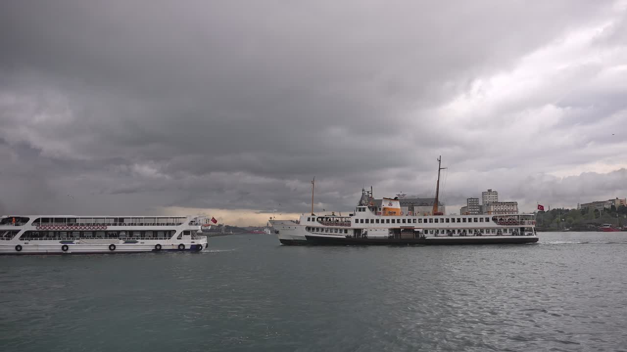 en el muelle de kadıköy, en tiempo nublado, los barcos están navegando, los pájaros están volando, en el bósforo