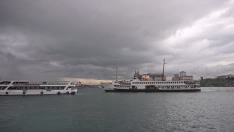 At-the-Kadıköy-pier,-in-cloudy-weather,-ships-are-sailing,-birds-are-flying,-on-the-Bosphorus