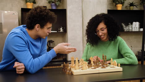 amigos jugando ajedrez