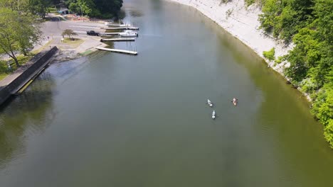 Tres-Kayakistas-En-El-Lago-Espeluznante