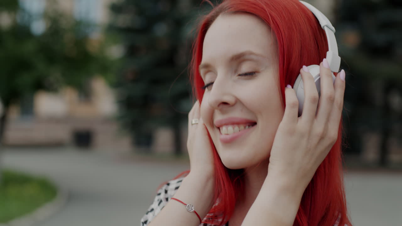 헤드폰 음악 듣는 여자