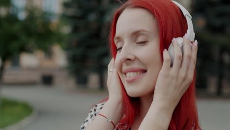 mujer con auriculares escuchando música