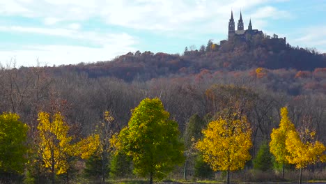 bonito establecimiento de una toma panorámica de la colina sagrada, un monasterio remoto en la zona rural de wisconsin 2