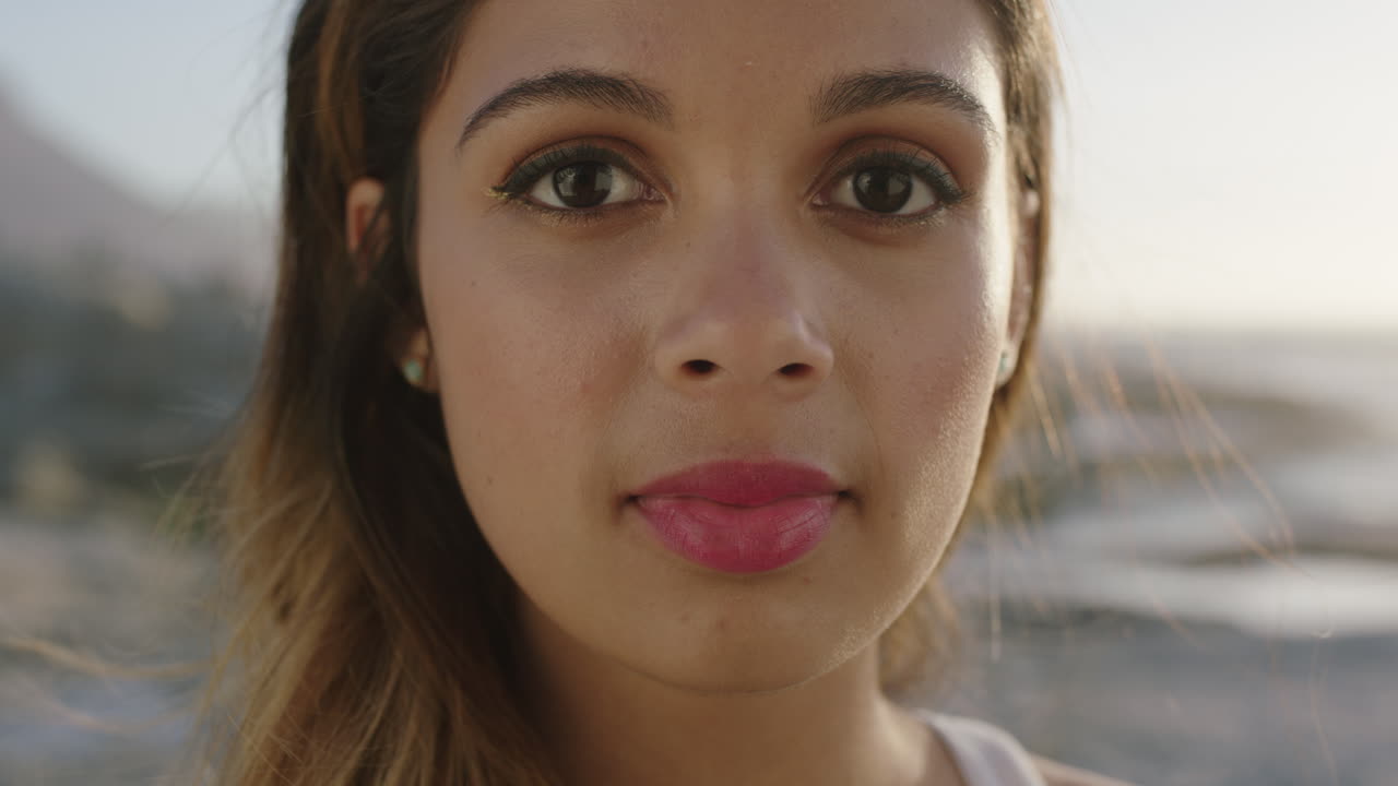 retrato de cerca de una mujer segura de sí misma en la playa buscando