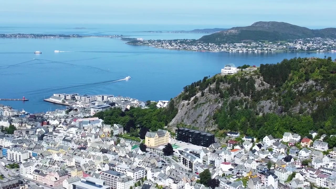 Paesaggio del fiordo e città di Ålesund in Norvegia, vista aerea