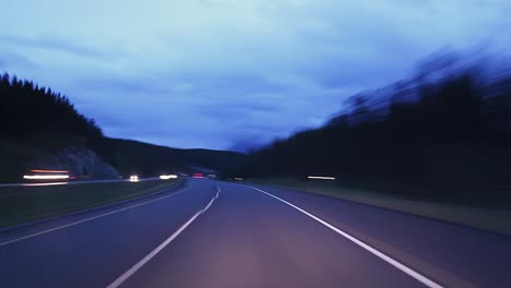 Zeitraffer-Auf-Einer-Autobahn-An-Einem-Trüben-Abend