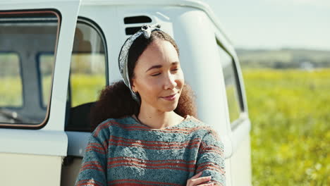 Viaje-Por-Carretera,-Feliz-Y-Mujer-En-Coche-Para-Viajar