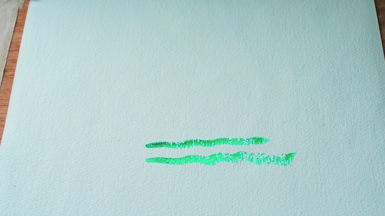 terminando de pintar un sol con acuarelas en el papel con pintura verde