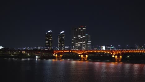 Puente-Seongsu-En-La-Ciudad-Capital-De-Seúl-Iluminado-Por-Luces-De-La-Calle-Que-Cruzan-El-Río-Han-Por-La-Noche