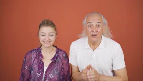 una pareja emocionada.