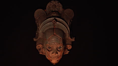 escultura de la cara de un antiguo autómata del futuro inspirada en hr giger