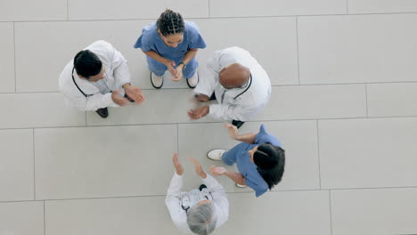 alto cinco, aplausos o doctores emocionados