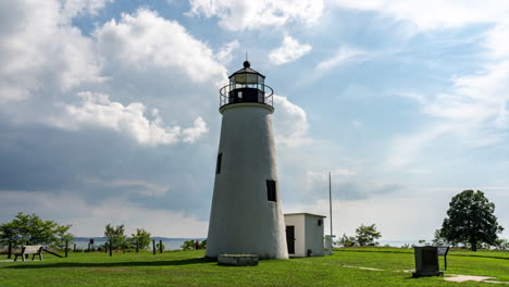 Ein-Zeitraffer-Von-Wolken-über-Der-Chesapeake-Bay-Und-Dem-Turkey-Point-Leuchtturm