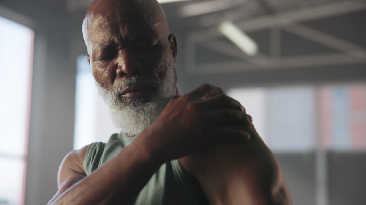 hombre con dolor de hombro