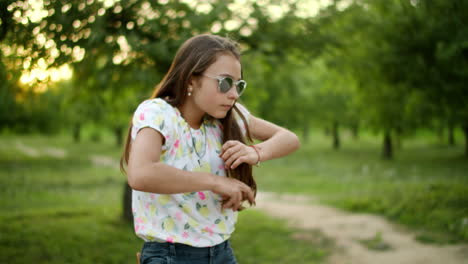 Lustiges-Mädchen,-Das-Sich-Mit-Sonnenbrille-Im-Freien-Bewegt.-Süßes-Teenager-Mädchen-Tanzt-Rap-Im-Park