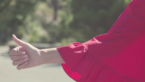 mujer gestando con los pulgares hacia arriba