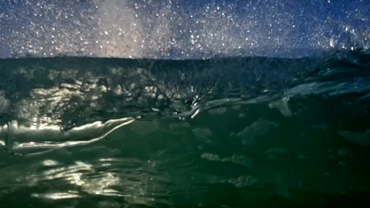 гребень волны, разбивающейся о камеру, при свете солнца, в южной камере