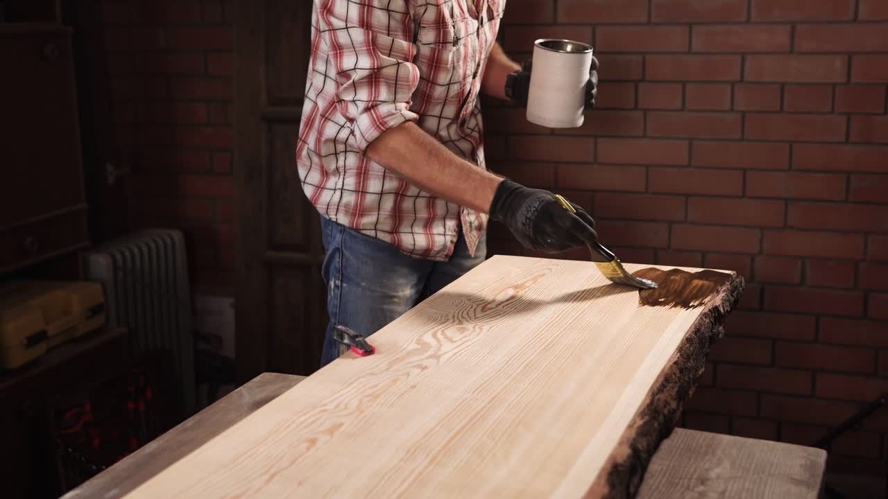 la aplicación de la mancha de madera a una tabla grande