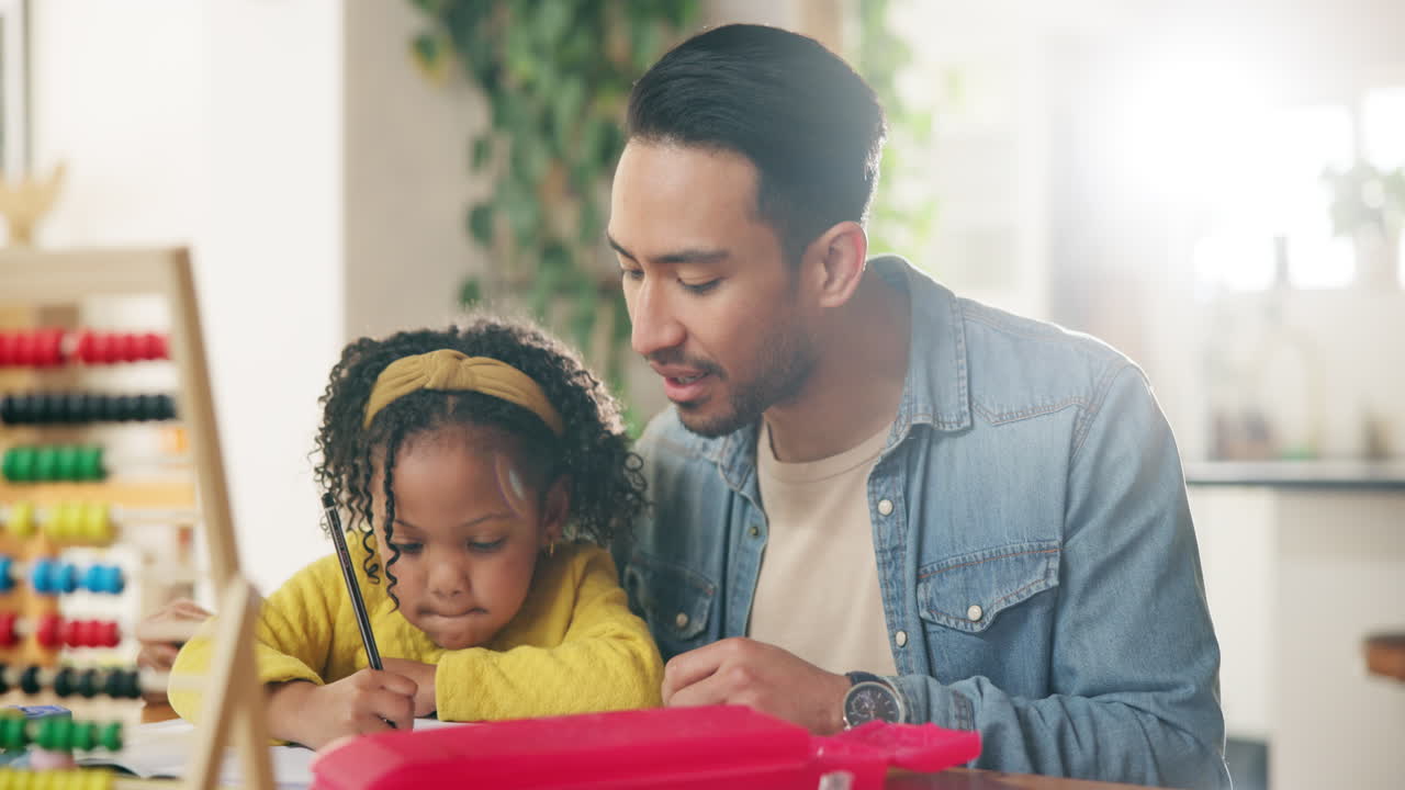 padre e hija haciendo la tarea juntos