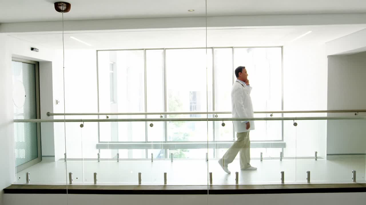 el médico hablando por teléfono.