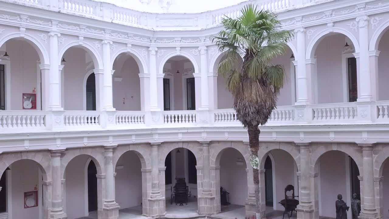 fuente sin agua en el jardín fuera del edificio colonial en la ciudad vieja de quito en ecuador