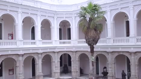 Wasserloser-Brunnen-Im-Garten-Vor-Dem-Kolonialgebäude-In-Der-Altstadt-Von-Quito-In-Ecuador