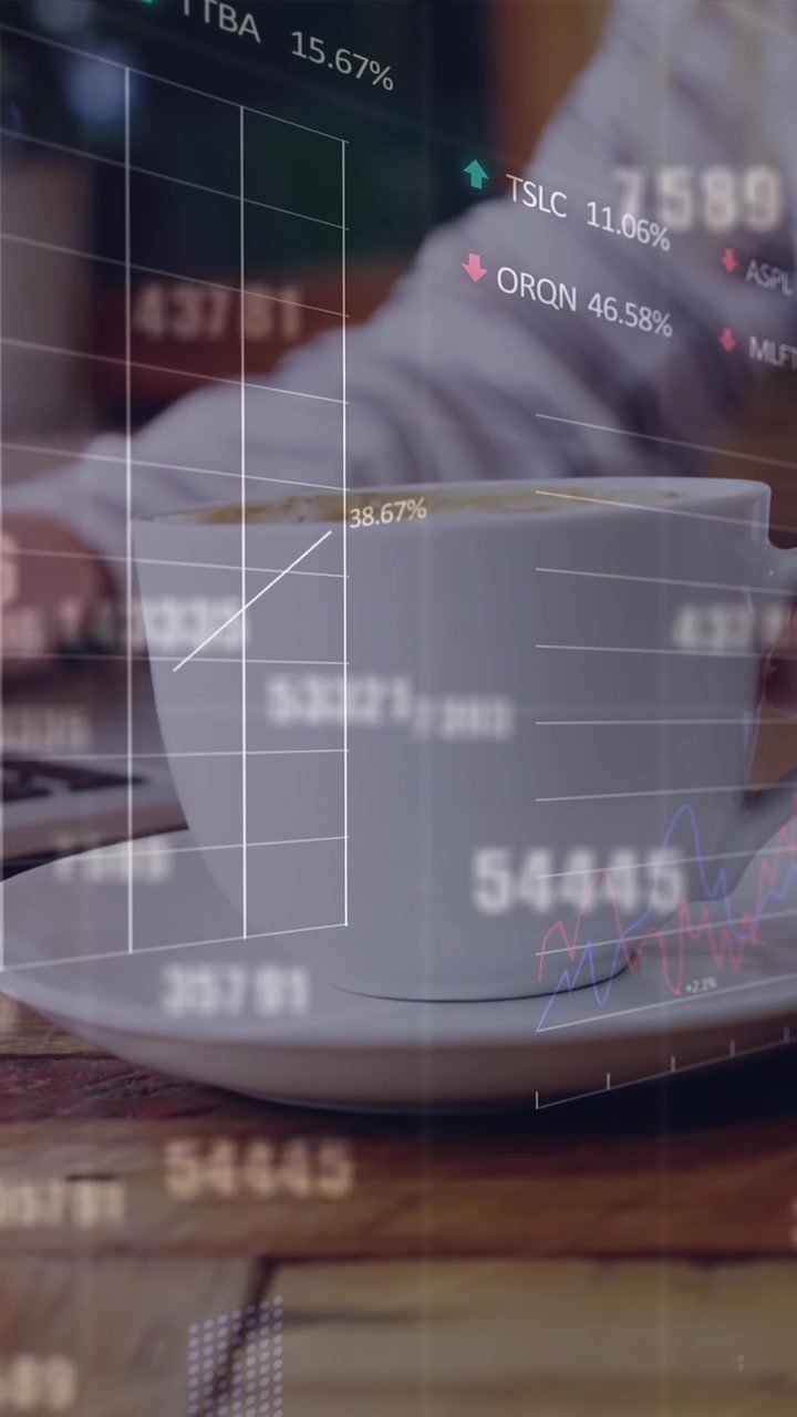 Animasi pemrosesan data pasar saham di depan seorang wanita yang menggunakan laptop di kafe