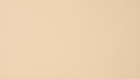 los productos de belleza de spa de bienestar con toallas aparecen en el lado izquierdo y derecho en fondo beige con espacio de copia.