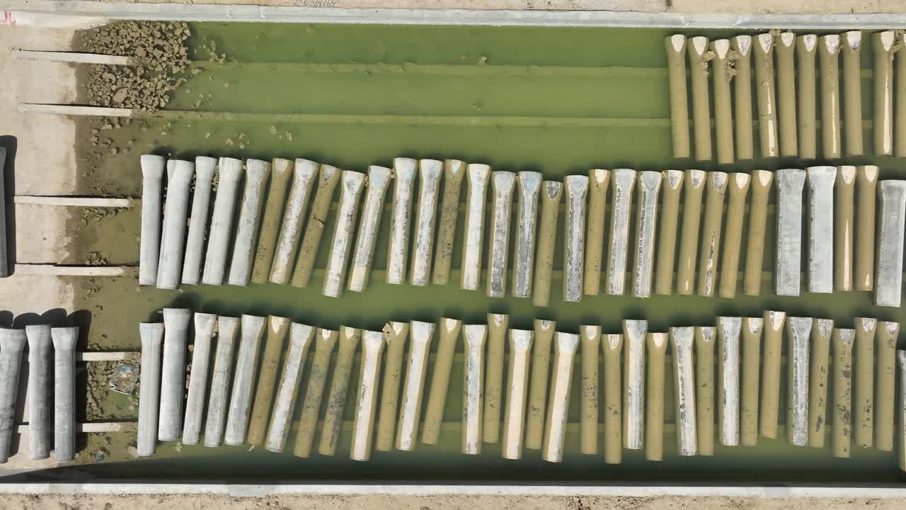 파키스탄 의 파이프 제조 공장 밖 의 물  ⁇ 크 에 있는 큰 떠 있는 강철 파이프 의 공중 상상