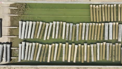 vista aérea de grandes tuberías de acero flotantes en el tanque de agua afuera en una fábrica de fabricación de tuberías en pakistán