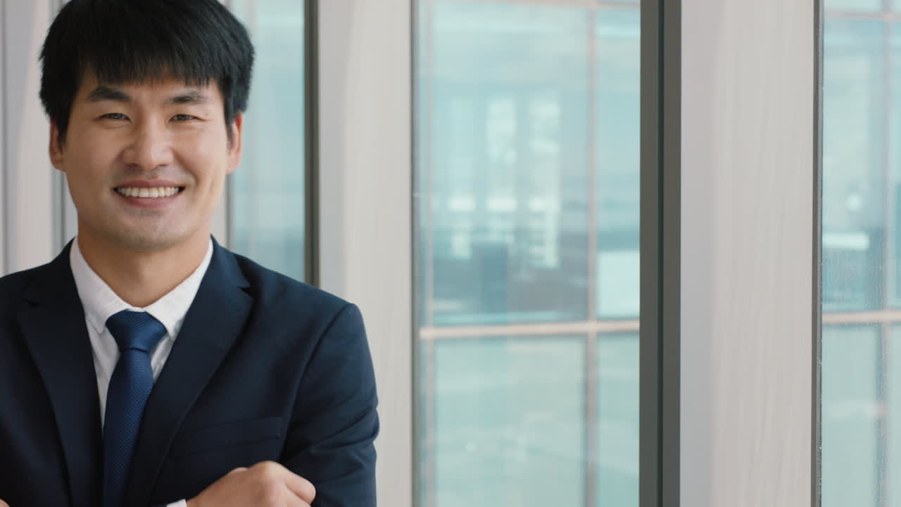 肖像画 アジア人ビジネスマン 笑顔 自信のある男性 エグゼクティブ オフィスで 企業のリーダーシップで成功したキャリアを楽しんでいる 会社のマネージャー