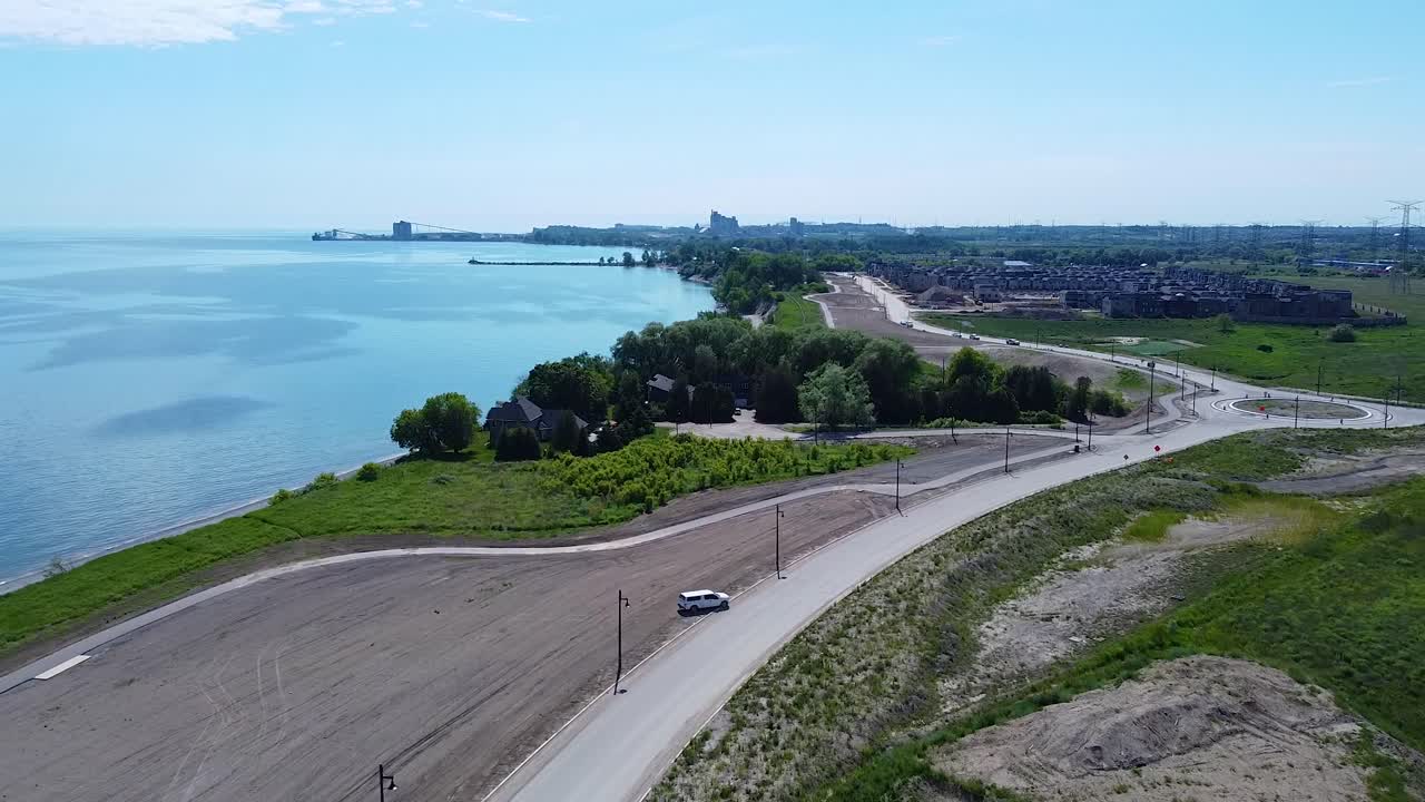 주택 개발 부동산 토지 호수 근처에 새로운 주택 건설 장소를 위해 청소