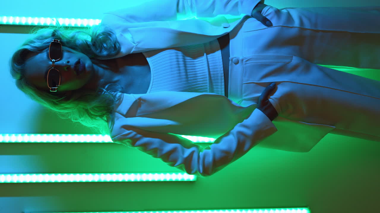 стильная женщина в неоновом свете