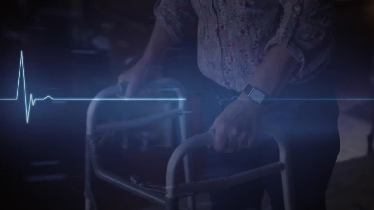 ⁇ 기 위한  ⁇ 기 프레임을 사용하는 백인 노인 여성에 대한 반 ⁇ 이는 파란색 심박수 모니터