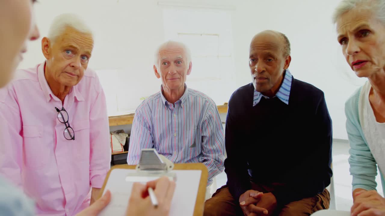 서로 상호작용하는 사람들의 그룹 4k